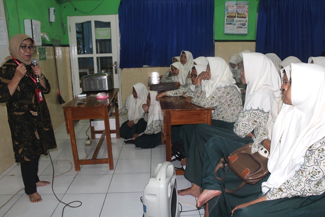 Tim Prodi TIP Politeknik Untag Surabaya Adakan Pelatihan Pembuatan Es Krim di MA Nurul Huda Sedati