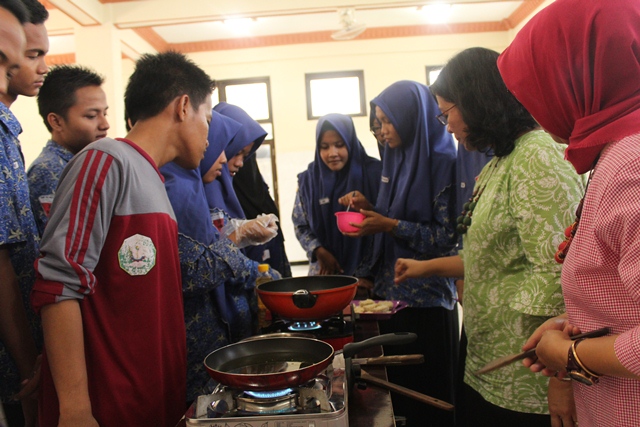 Tingkatkan Skill dan Minat Usaha Siswa Prodi TIP Berikan Pelatihan Pembuatan Pisang Nugget 